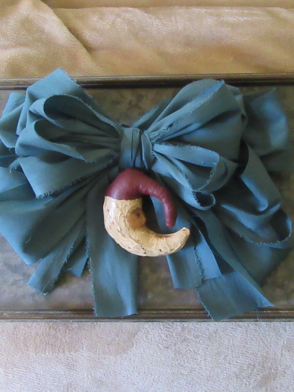 Handmade shabby chic loopy wreath bow w. detachable primitive Santa ornament